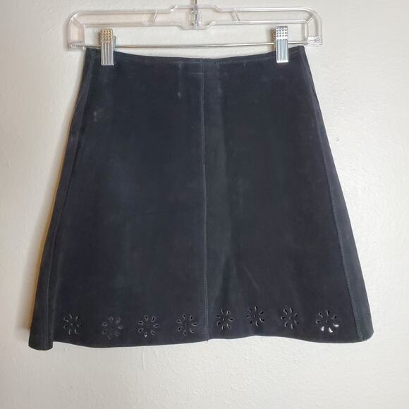 NEW After Party By Nasty Gal Black Suede Laser Cut Snap Front Mini Skirt XS - Picture 3 of 6